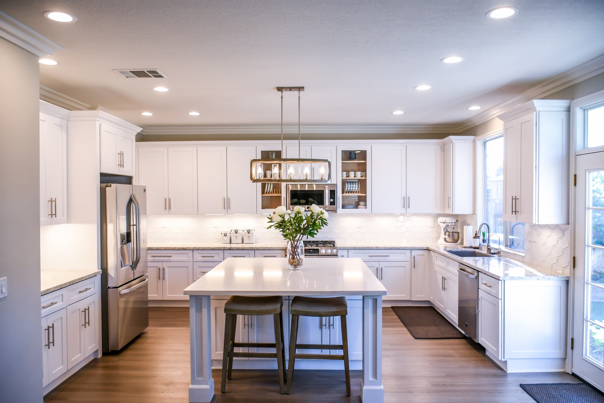 Cocina con suelo de madera.